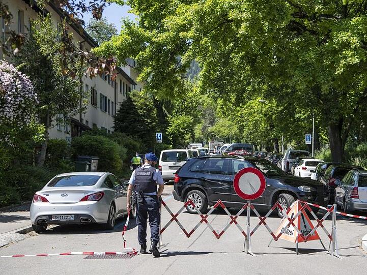 In der Nähe des Hauses wird die Straße, in dem es eine mutmaßliche Geiselnahme mit mehreren Toten gegeben hat, gesperrt.