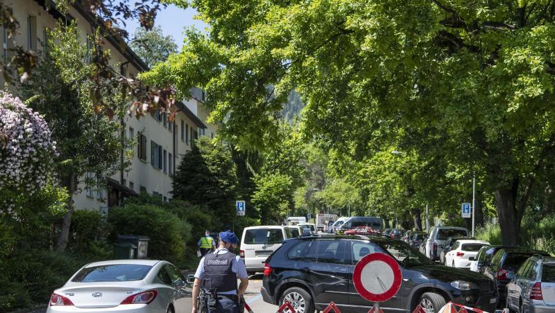 In der Nähe des Hauses wird die Straße, in dem es eine mutmaßliche Geiselnahme mit mehreren Toten gegeben hat, gesperrt. In der Nähe des Hauses wird die Straße, in dem es eine mutmaßliche Geiselnahme mit mehreren Toten gegeben hat, gesperrt.