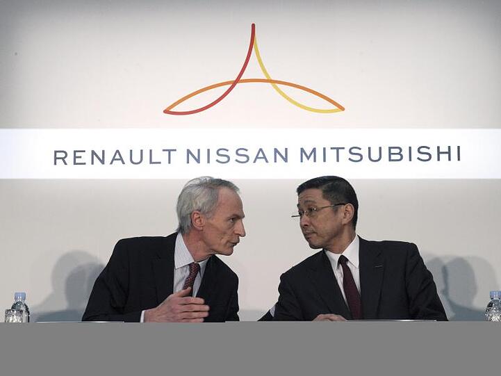 Jean-Dominique Senard (l), Vorstandsvorsitzender von Renault, und Hiroto Saikawa, CEO von Nissan geben eine gemeinsame Pressekonferenz in der Nissan-Zentrale in Yokohama.