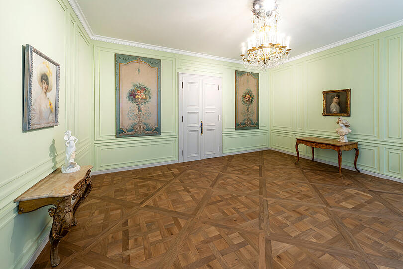 Der Visconti Salon mit seinen wertvollen, floralen Wandpanelen.