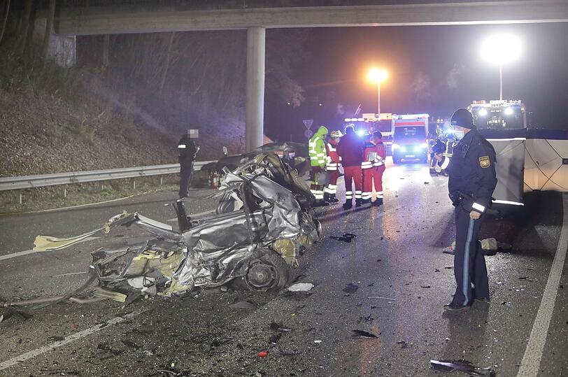 Bilder vom Unfallort in Altötting: Bei dem Crash wurde der Polo in zwei Teile gerissen, der Kleintransporter wurde schwer beschädigt.