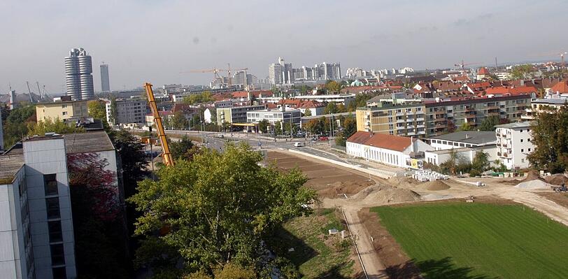 Auf der Straße entsteht in der Bauzeit nach und nach ein Park.