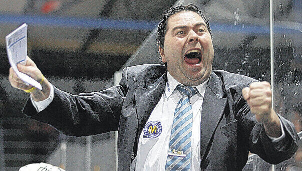 Steht nun wieder an der Bande: EHC-Manager Christian Winkler. F: LakoPress Steht nun wieder an der Bande: EHC-Manager Christian Winkler. F: LakoPress