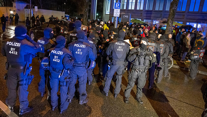 Ein Bild von einer Corona-Demo Ende Dezember: Die Polizei trifft in der Münchner Innenstadt auf Maßnahmen-Gegner. (Archivbild)