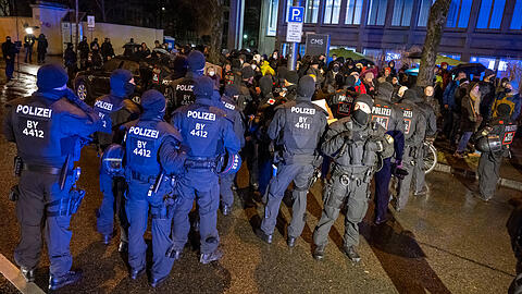 Ein Bild von einer Corona-Demo Ende Dezember: Die Polizei trifft in der Münchner Innenstadt auf Maßnahmen-Gegner. (Archivbild)