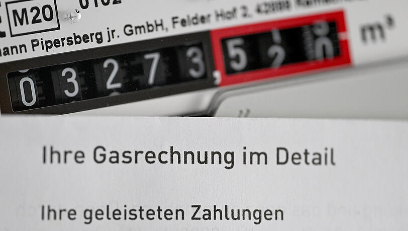 Eine Gasrechnung wird vor einen Gaszähler in einem privaten Haushalt gehalten. (Symbolbild) Eine Gasrechnung wird vor einen Gaszähler in einem privaten Haushalt gehalten. (Symbolbild)