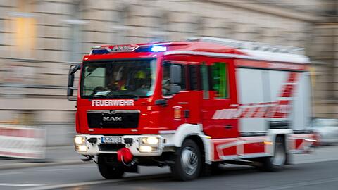 Erst die Feuerwehr konnte dem Mann helfen – allerdings musste sie einen Umweg nehmen. (Symbolbild)
