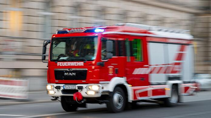 Erst die Feuerwehr konnte dem Mann helfen – allerdings musste sie einen Umweg nehmen. (Symbolbild)