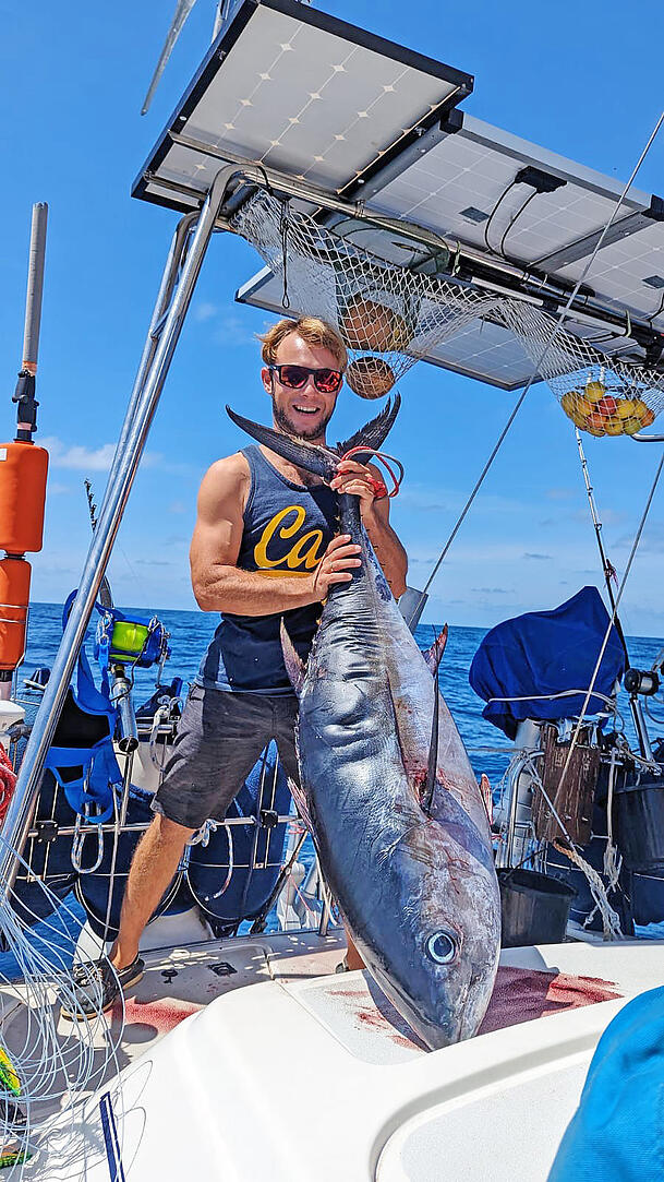 Auf der Segelfahrt zurück nach Europa hat Thilo Thum zusammen mit seinem Kumpel Clemens einen 50 Kilogramm schweren Großaugen-Thun geangelt. "Big Game Fishing" nennt sich das. Auf der Segelfahrt zurück nach Europa hat Thilo Thum zusammen mit seinem Kumpel Clemens einen 50 Kilogramm schweren Großaugen-Thun geangelt. "Big Game Fishing" nennt sich das.