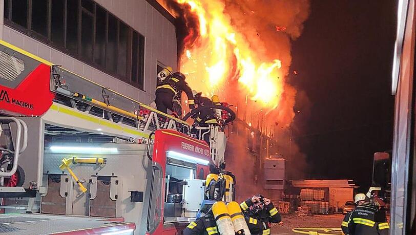 Ein Großbrand in einem Stahl- und Galvanikbetrieb hat für einen Großeinsatz der Feuerwehr München gesorgt.