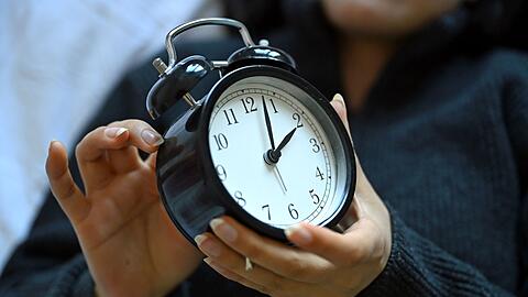 Zweimal im Jahr wird an der Uhr gedreht, im Herbst bringt dies eine Stunde mehr. (Symbolbild)