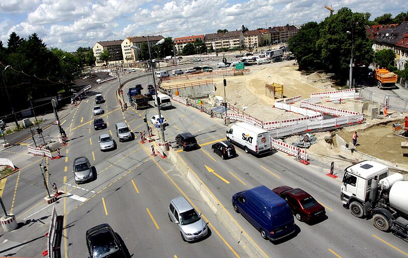 Der Klassiker: Auf dem Luise-Kiesselbach-Platz wird noch bis 2015 gewerkelt - mit den entsprechenden behinderungen.