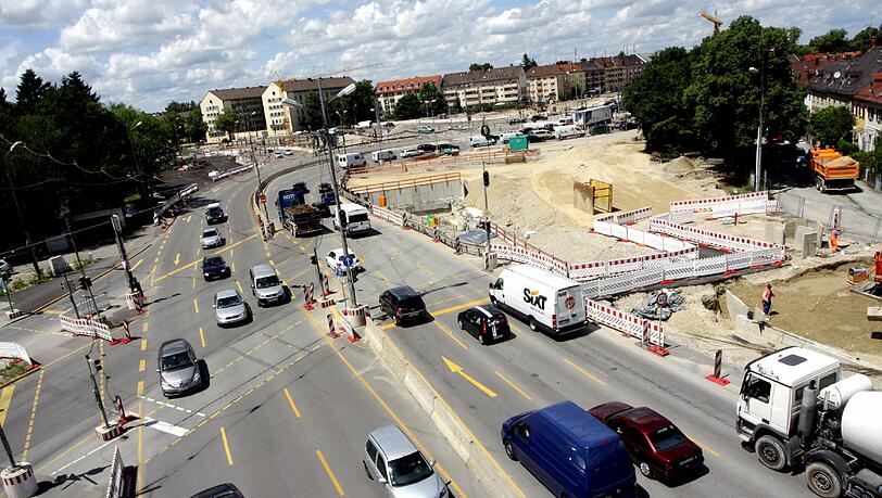 Der Klassiker: Auf dem Luise-Kiesselbach-Platz wird noch bis 2015 gewerkelt - mit den entsprechenden behinderungen. Der Klassiker: Auf dem Luise-Kiesselbach-Platz wird noch bis 2015 gewerkelt - mit den entsprechenden behinderungen.