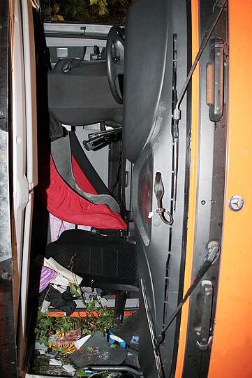 Warum ein aus München kommender Lkw am Montagabend auf der B12 nach rechts umkippt und seinen Fahrer einklemmt, ist nicht bekannt. Der Mann wird in ein Krankenhaus gebracht.