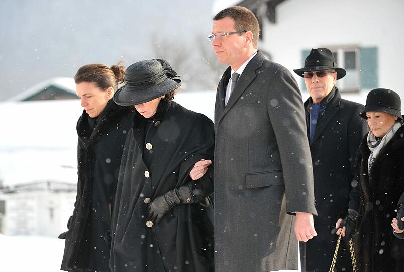 Die Witwe des Unternehmers Beisheim, Liese Evers (2.v.l), auf dem Weg zum Grab ihres verstorbenen Mannes.