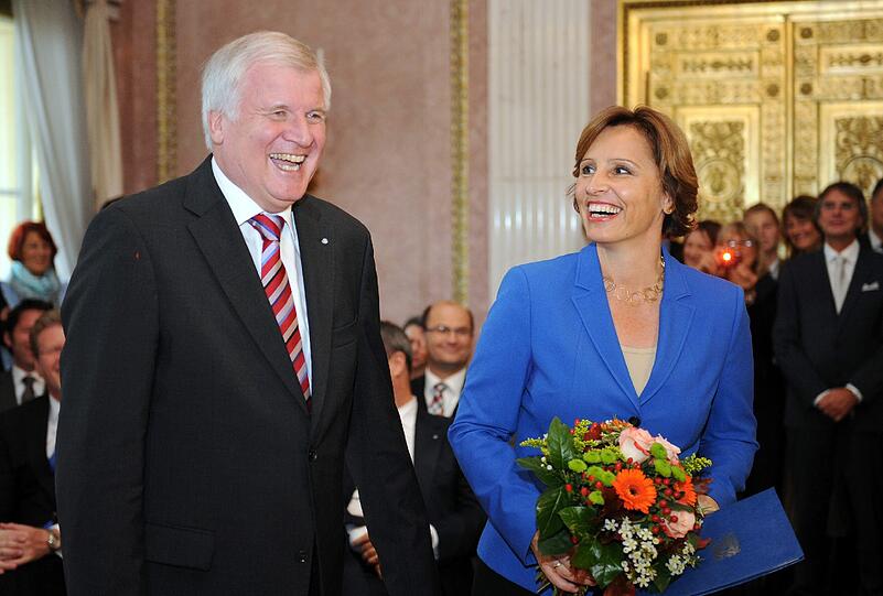 Die neue Staatskanzleiministerin Christine Haderthauer mit Blumenstrauß und guter Laune.