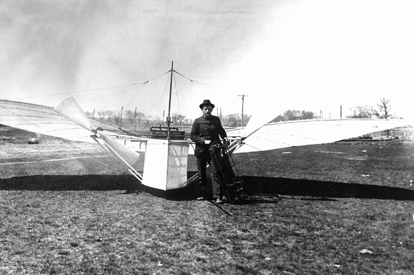 Pionier: Gustav Weißkopf aus dem mittelfränkischen Leutershausen vor seinem Motorflugzeug im Jahr 1901.