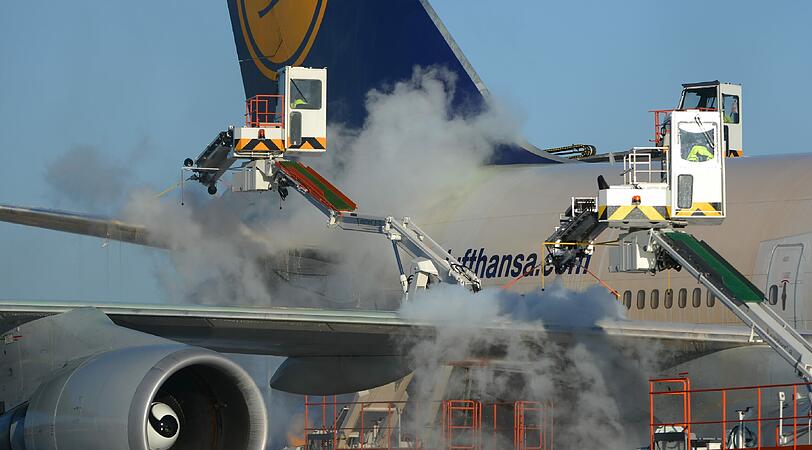 Flugzeugenteisung am Frankfurter Flughafen
