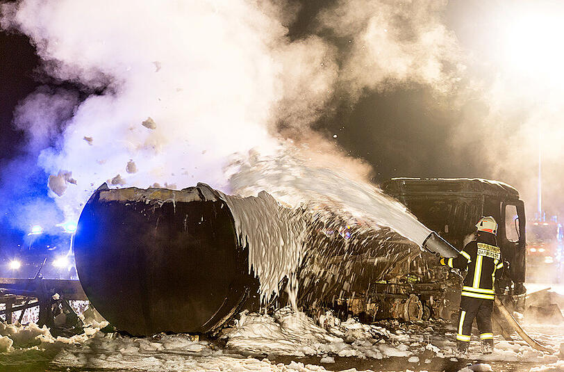 Ein voll beladener Tanklastzug ist auf der Autobahn 67 nahe dem hessischen Pfungstadt in Flammen aufgegangen und ausgebrannt.