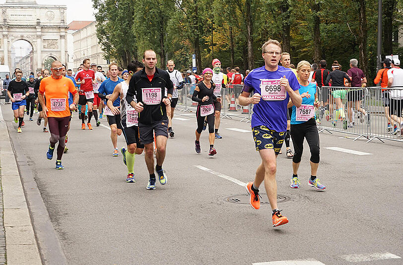 Die Läufer und Läuferinnen des 30. München Marathon am 11.20.2015