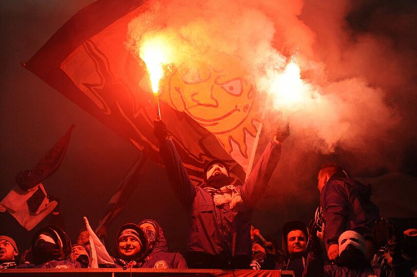 Weil Schalke-Fans Pyrotechnik abbrannten, musste das Spiel kurzzeitig unterbrochen werden.