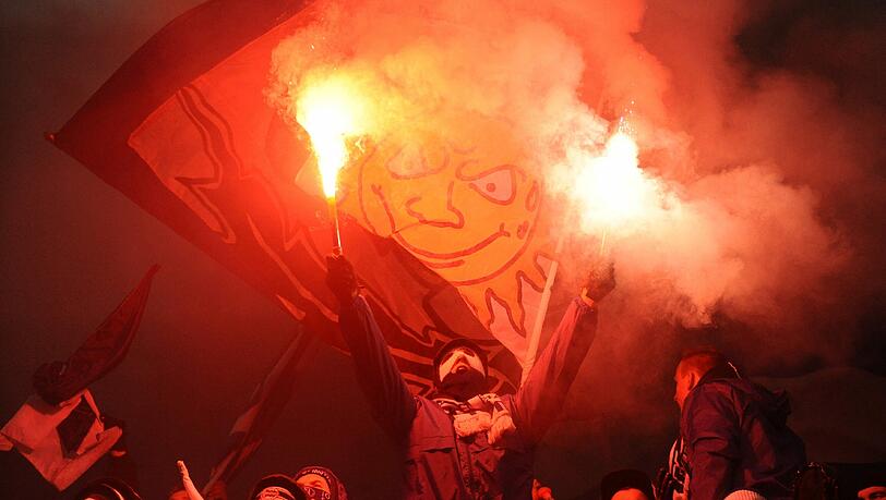 Weil Schalke-Fans Pyrotechnik abbrannten, musste das Spiel kurzzeitig unterbrochen werden. Weil Schalke-Fans Pyrotechnik abbrannten, musste das Spiel kurzzeitig unterbrochen werden.