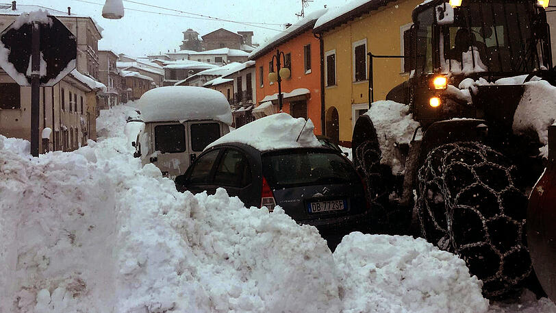 Meterhoher Schnee erschwert die Rettungsarbeiten.