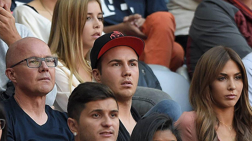 Mario Götze, wird von seinem Vater Jürgen (links) beraten und unterstützt. Rechts im Bild: Freundin Ann-Kathrin Brömmel