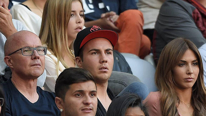 Mario Götze, wird von seinem Vater Jürgen (links) beraten und unterstützt. Rechts im Bild: Freundin Ann-Kathrin Brömmel Mario Götze, wird von seinem Vater Jürgen (links) beraten und unterstützt. Rechts im Bild: Freundin Ann-Kathrin Brömmel