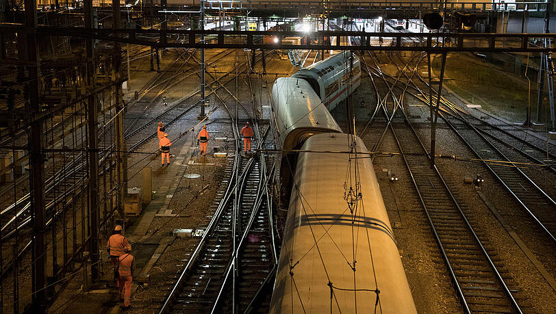 Mehrere Wagen sind an einer Weiche auf der Bahnhofsausfahrt aus den Schienen gesprungen. Mehrere Wagen sind an einer Weiche auf der Bahnhofsausfahrt aus den Schienen gesprungen.