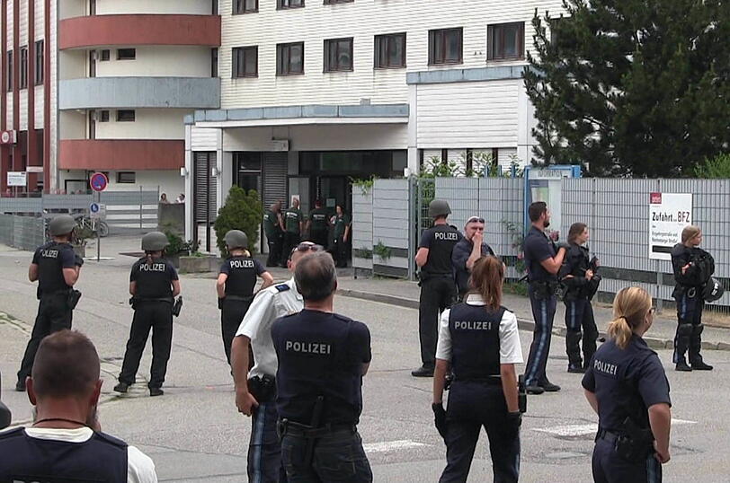 Am Mittwoch kam es in der Asylbewerberunterkunft Waldkraiburg zu zwei Großeinsätzen der Polizei. Die Bilder.