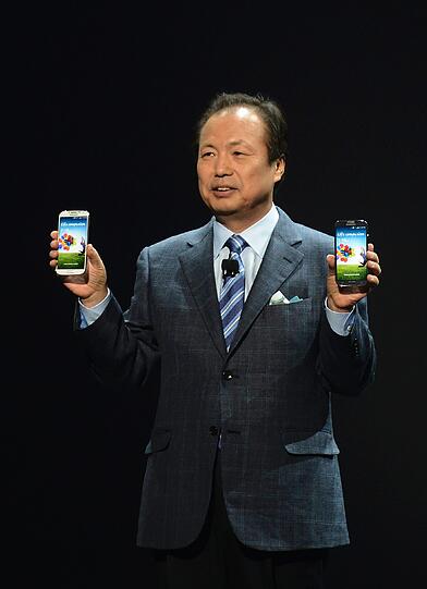 Das Galaxy S4 wird es in schwarz und weiß zu kaufen geben. Äußerlich unterscheidet es sich nur wenig vom Vorgänger. Auch bei der Verarbeitung verlässt sich Samsung weiterhin auf Kunststoff.