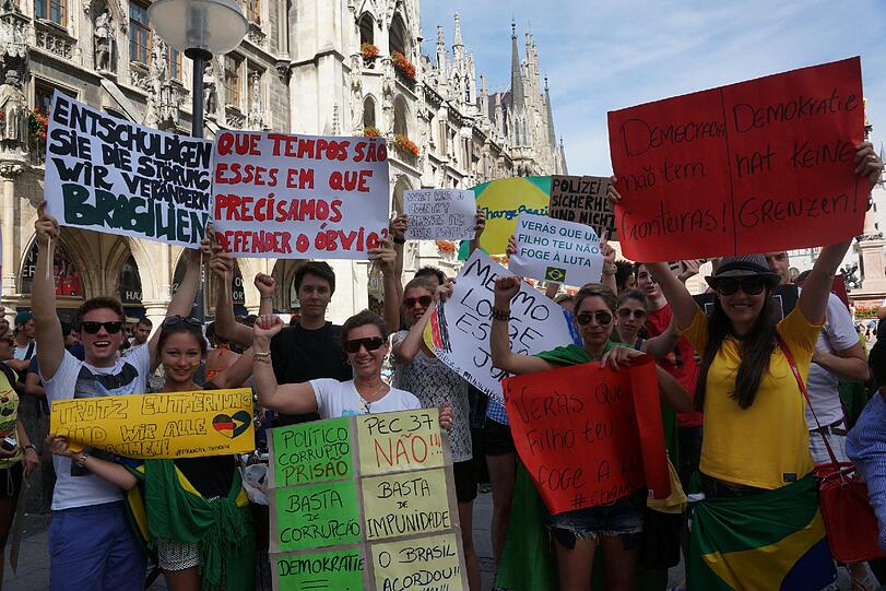 Mehrere Hundert Brasilianer und Brasilianerinnen haben am Marienplatz gegen Zustände in Brasilien demonstriert.