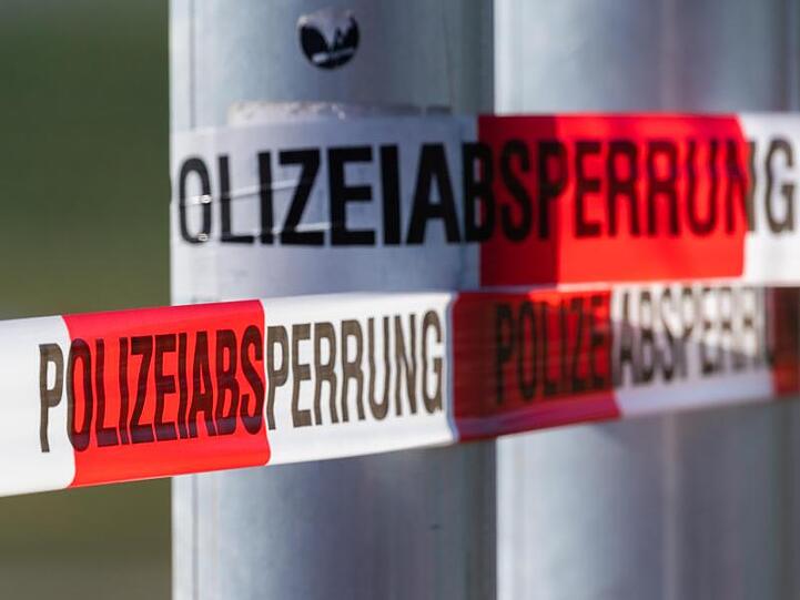 Ein Flatterband mit der Aufschrift "Polizeiabsperrung" ist zu sehen. Foto: Robert Michael/dpa-Zentralbild/dpa/Symbolbild