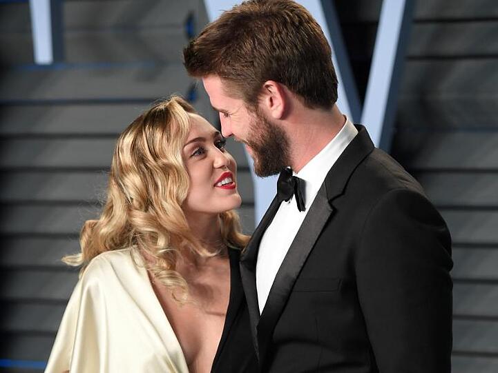 Miley Cyrus und Liam Hemsworth schauen sich tief in die Augen.