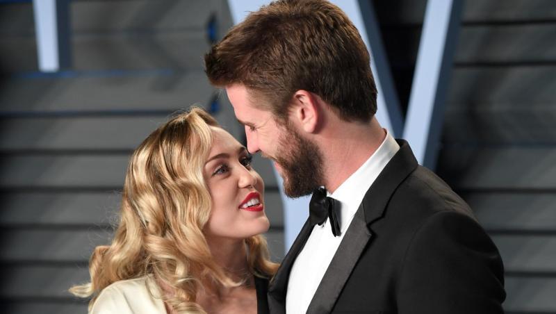 Miley Cyrus und Liam Hemsworth schauen sich tief in die Augen. Miley Cyrus und Liam Hemsworth schauen sich tief in die Augen.