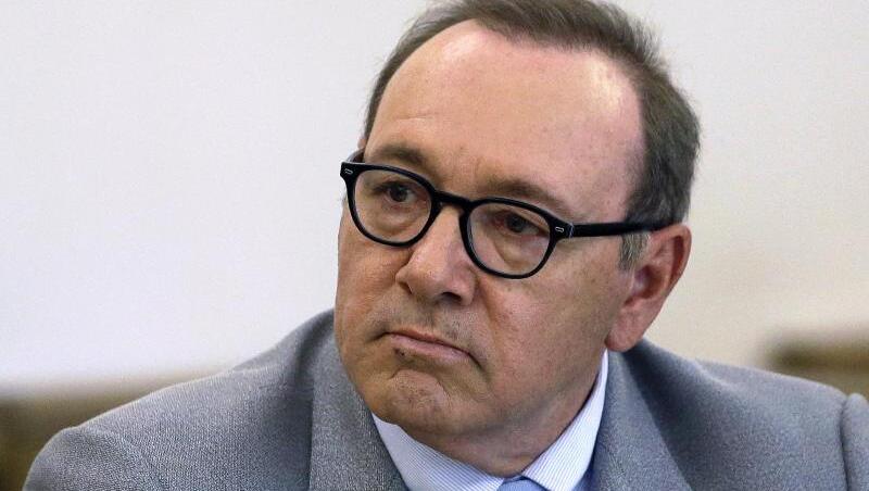 Kevin Spacey bei einer vorgerichtlichen Anhörung vor dem Bezirksgericht in nantucket. Kevin Spacey bei einer vorgerichtlichen Anhörung vor dem Bezirksgericht in nantucket.