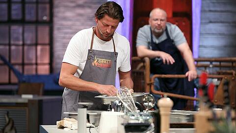 Roman Weidenfeller am Herd, Koch-Coach Christian Lohse im Hintergrund