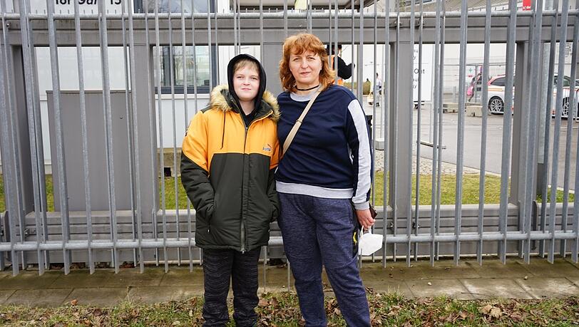 Alena Alimov mit ihrem Sohn Egor. Der zehnjährige Bub kann nur sehr schlecht sehen.