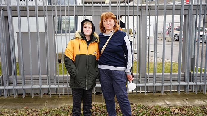 Alena Alimov mit ihrem Sohn Egor. Der zehnjährige Bub kann nur sehr schlecht sehen.