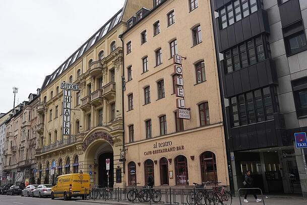 Das Haus mit dem Hotel neben dem Deutschen Theater gehört auch der Stadt. Das Haus mit dem Hotel neben dem Deutschen Theater gehört auch der Stadt.