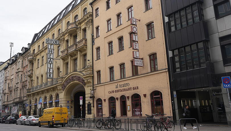 Das Haus mit dem Hotel neben dem Deutschen Theater gehört auch der Stadt. Das Haus mit dem Hotel neben dem Deutschen Theater gehört auch der Stadt.