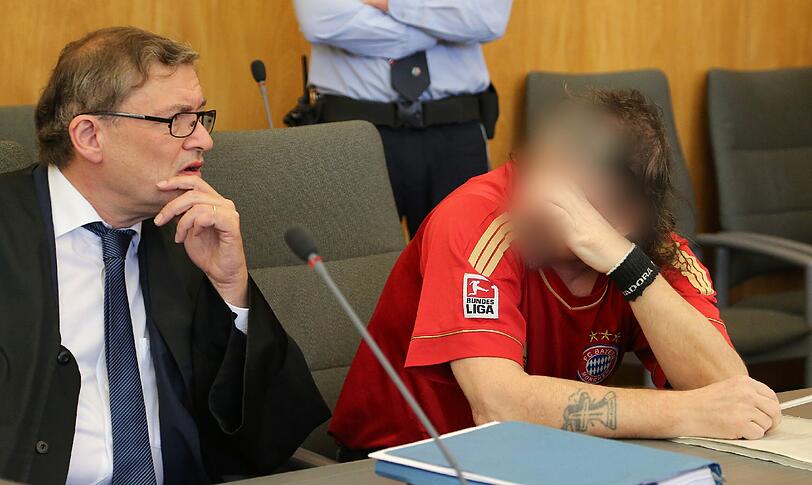 Der Angeklagte Günther O. erscheint im Essener Gericht mit einem Trikot des FC Bayern.