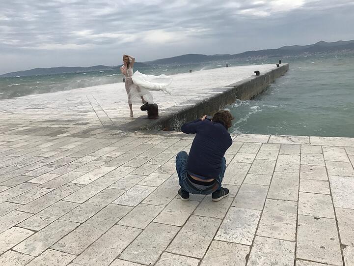 Das Shooting von Philip Reichwein droht wegen eines Sturms ins Wasser zu fallen - im wahrste Sinne des Wortes.