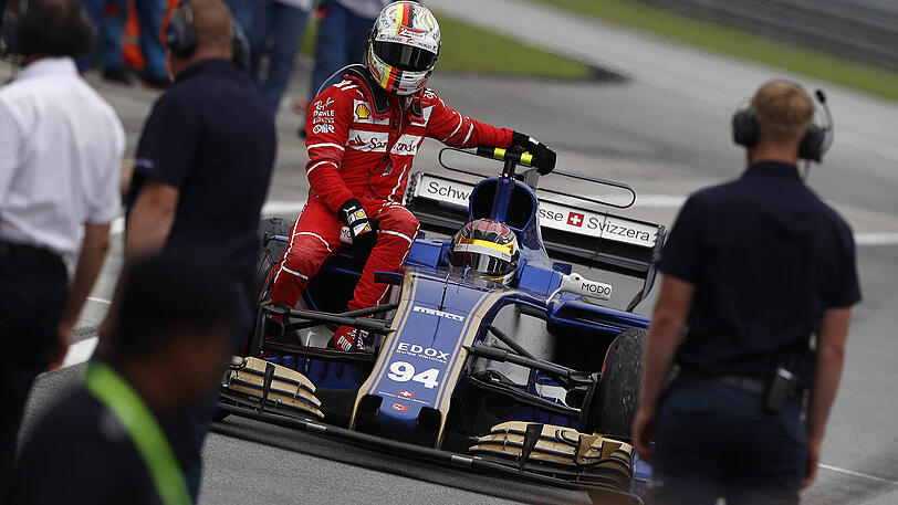 Sebastian Vettel wird nach seinem Crash auf der Ehrenrunde von Pascal Wehrlein mitgenommen.