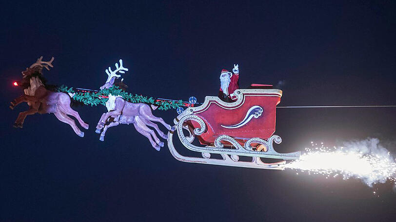 Weihnachtsmann in luftiger Höhe: Entwickelt wurde die Show von Hochseilartist Falko Traber, Mitglied der Künstlerfamilie Traber.