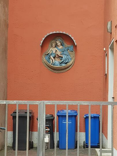 Ungewöhnlicher Platz für eine Hausmadonna in der Paul-Heyse-Straße.