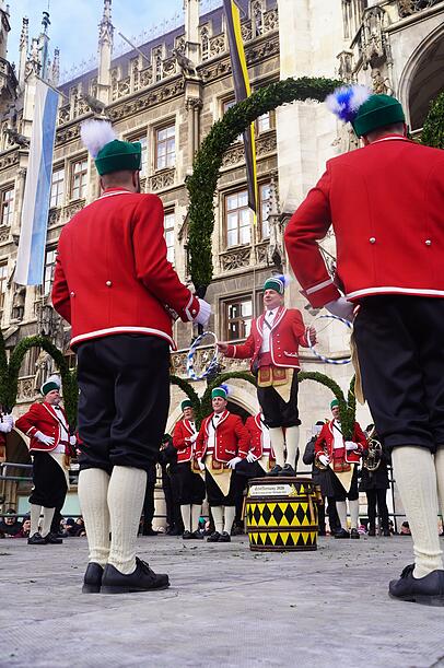Mit Lederschurz und Kniebundhose: "Aba heid is koid“, singen die Schäffler. Recht haben sie. Mit Lederschurz und Kniebundhose: "Aba heid is koid“, singen die Schäffler. Recht haben sie.