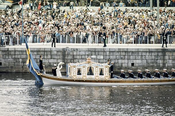 250.000 Menschen waren in der schwedischen Hauptstadt versammelt: das Brautpaar auf der königlichen Schaluppe „Vasaorden“ nach der Hochzeit in Stockholm. 250.000 Menschen waren in der schwedischen Hauptstadt versammelt: das Brautpaar auf der königlichen Schaluppe „Vasaorden“ nach der Hochzeit in Stockholm.