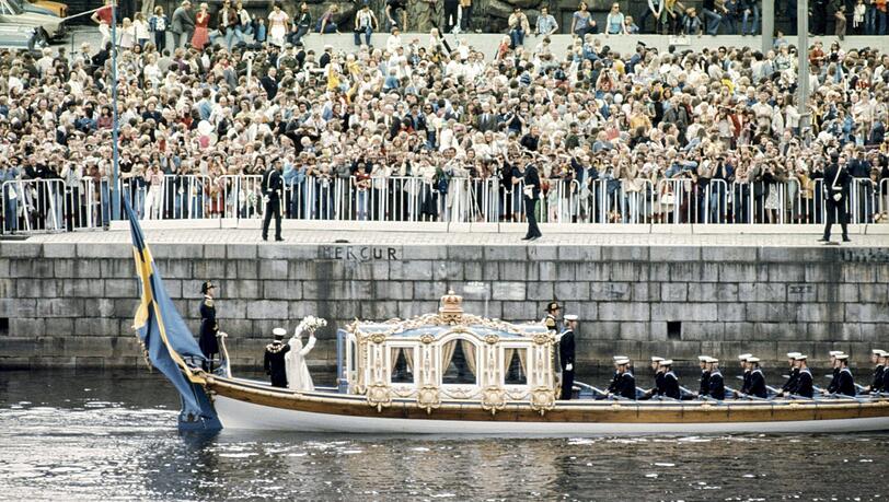 250.000 Menschen waren in der schwedischen Hauptstadt versammelt: das Brautpaar auf der k&ouml;niglichen Schaluppe &bdquo;Vasaorden&ldquo; nach der Hochzeit in Stockholm.